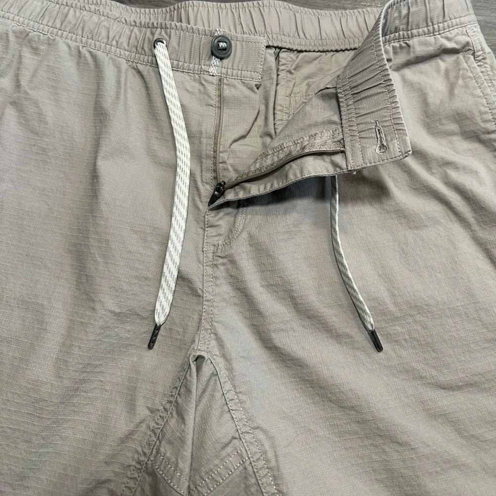 Vuori Ripstop Shorts Mens Large V370 8” Inseam Hiking 36x8 Beige Pockets - Picture 8 of 8